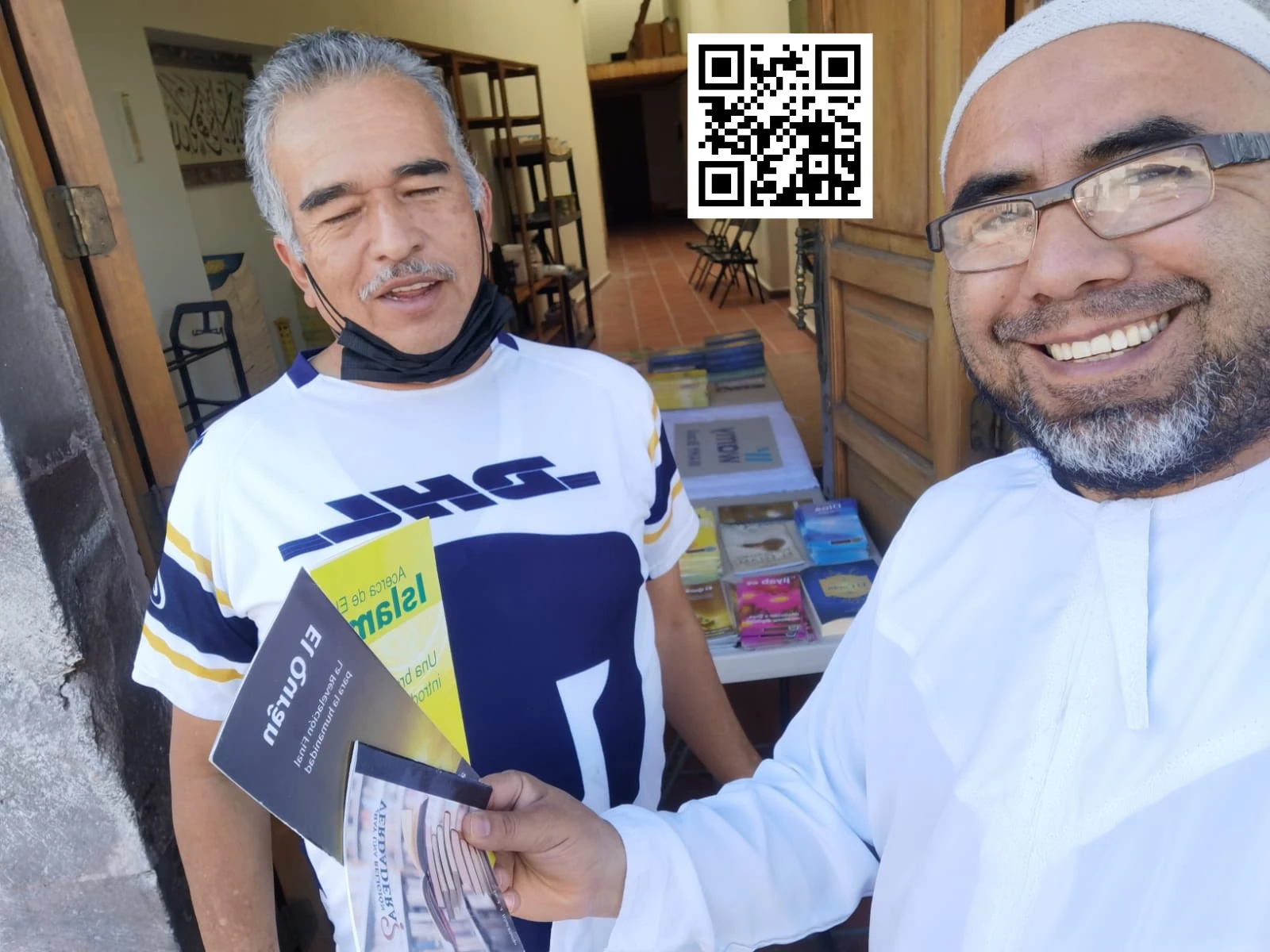 توزيع الكتب والبروشورات للتعريف بالإسلام باللغة الإسبانية في المكسيك