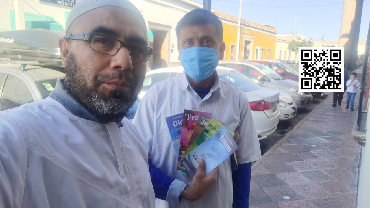 توزيع البروشورات للتعريف بالإسلام باللغة الإسبانية في المكسيك