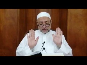 Levantar as mãos ao iniciar a oração engrandecendo a Allah e seguindo a "sunnah"